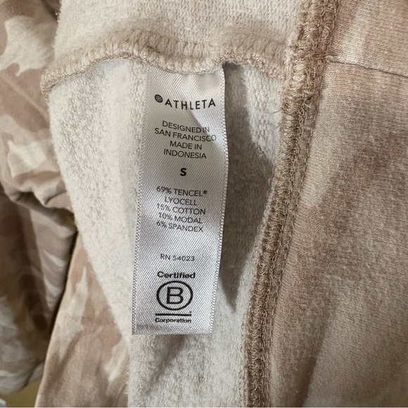 Athleta Women’s Studio to Street Cream Tan Brown Camo Pullover Sweatshirt Small - Picture 6 of 7